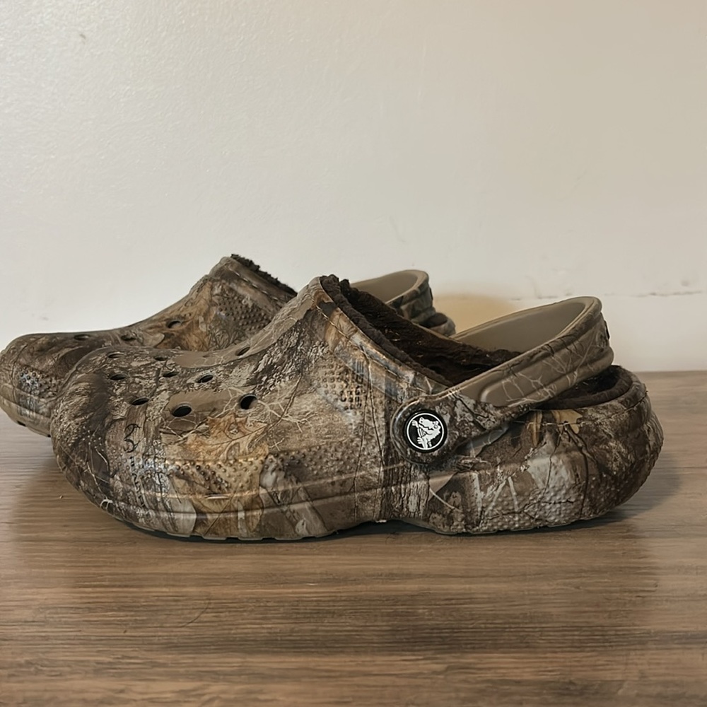 camo crocs